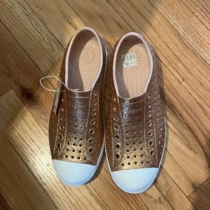 New with tags bling natives, size 7. Beautiful!